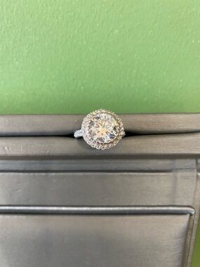 Sparkling Round Halo size 6 Ring - Silver Tone